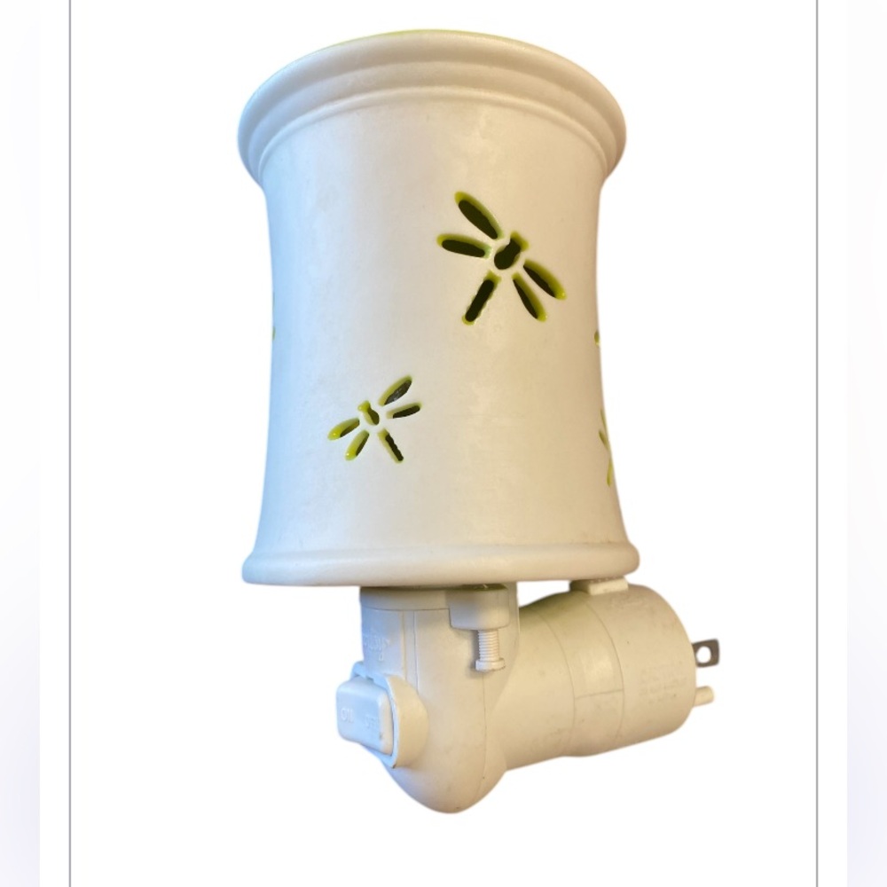 Scentsy plug-in warmer with dragonfly cut out design. ** bulb removed **